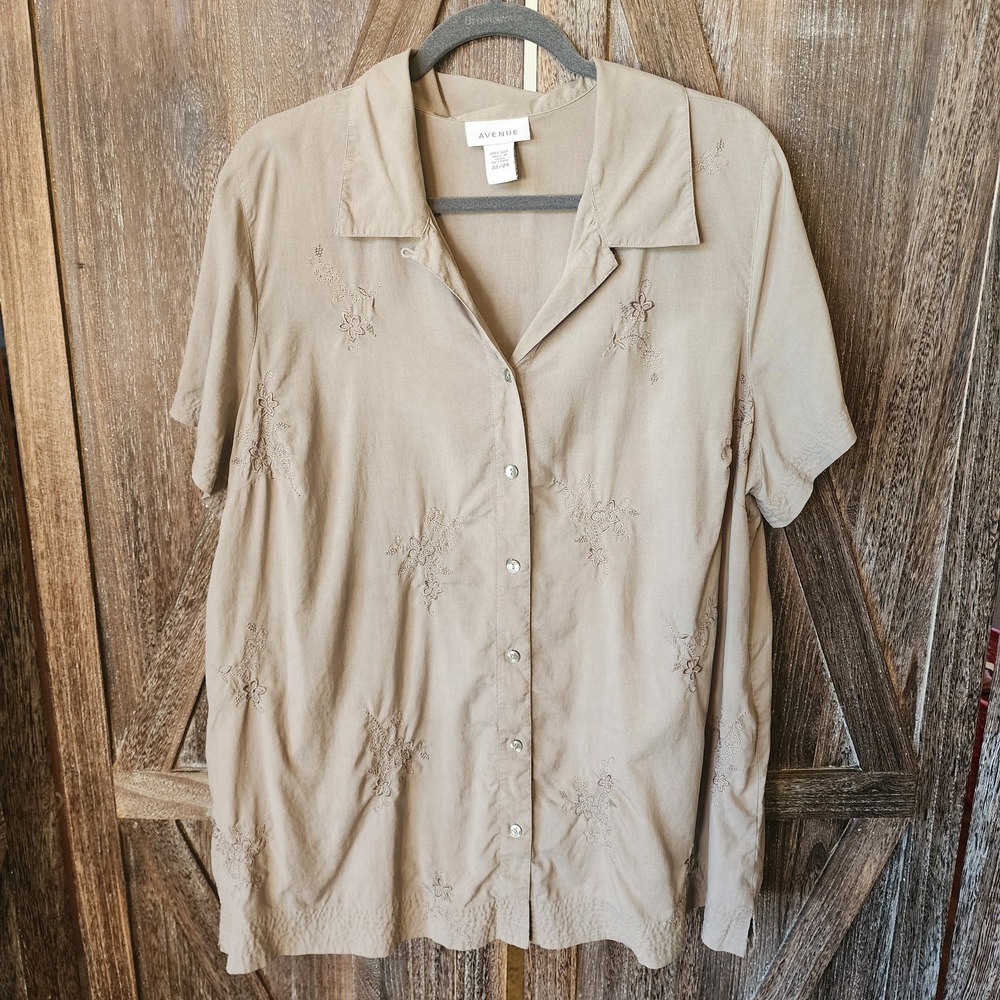 Avenue Shirt‎ Women's Size 22/24 Beige Embroidered 100% Silk Short Sleeve Collar